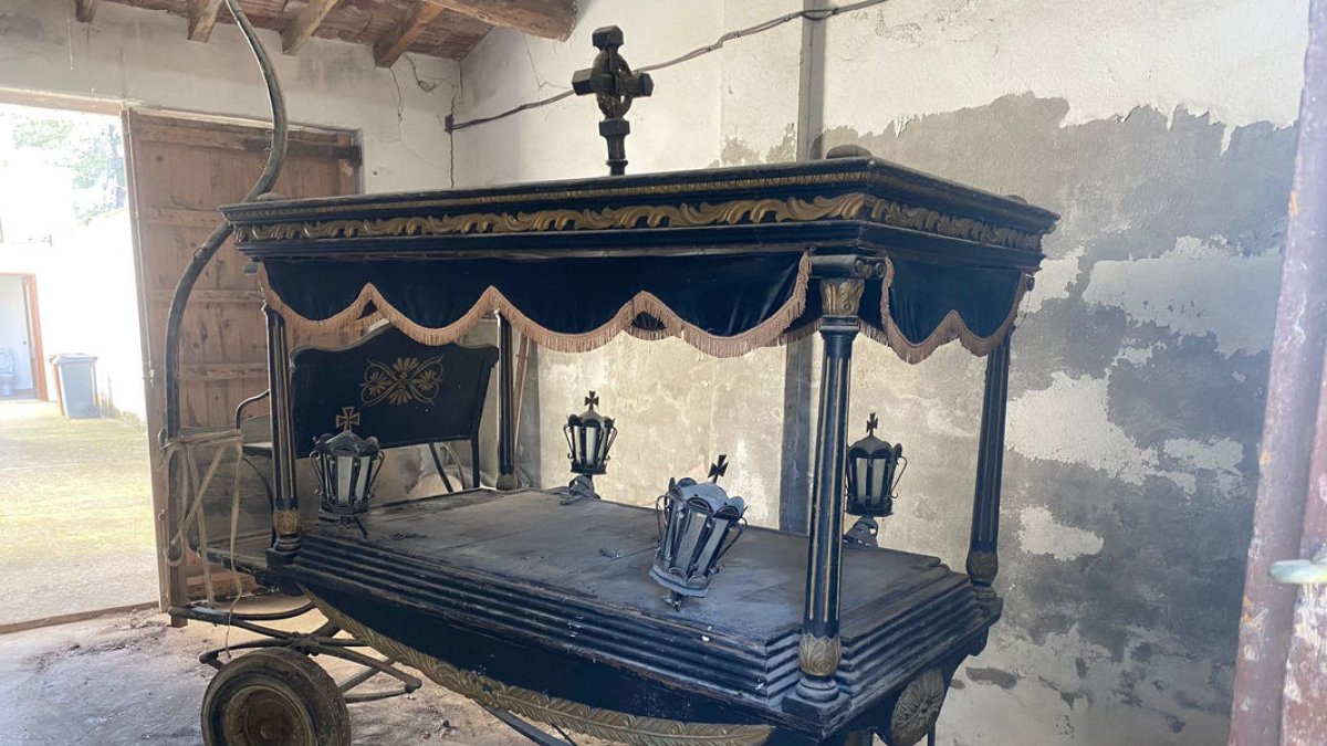El coche fúnebre se conserva desde hace años en un almacén municipal. - AJUNTAMENT D’ALCARRÀS