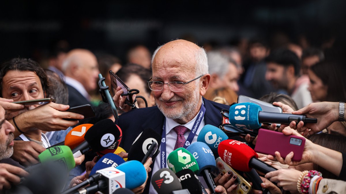 El president de Mercadona, Juan Roig, en una atenció als mitjans al CCIB abans que comenci l'acte en defensa del Corredor del Mediterrani