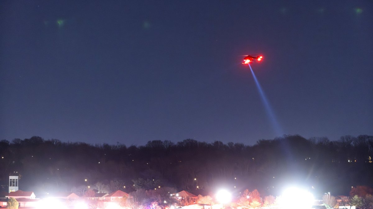 Los bomberos y servicios de emergencia en el río Potomac, en Washington