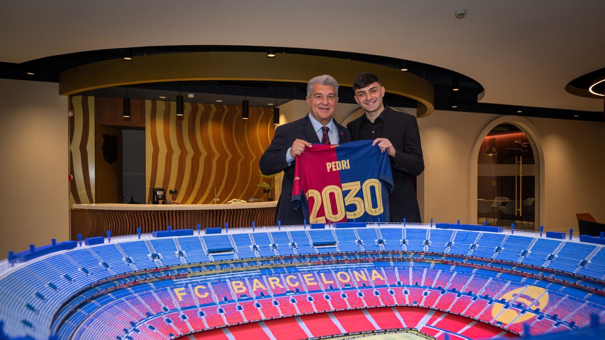 Joan Laporta i Pedri, al costat d’una maqueta del nou Camp Nou. - FC BARCELONA