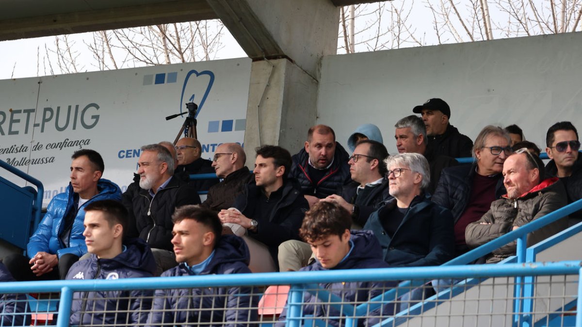 Andreu Subies, amb barba, segon per l’esquerra, en el Mollerussa-Sabadell B de diumenge. - JOAN GÓMEZ