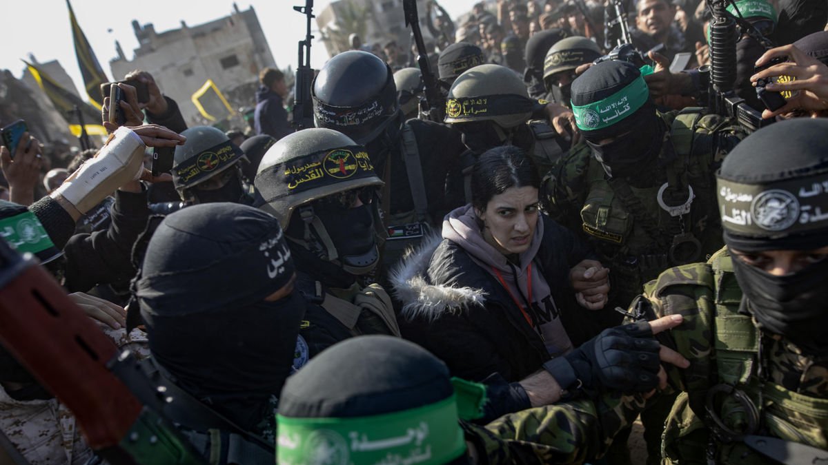 L’ostatge israeliana Arbel Yehud, de 29 anys, durant el seu caòtic alliberament al sud de Gaza. - EFE