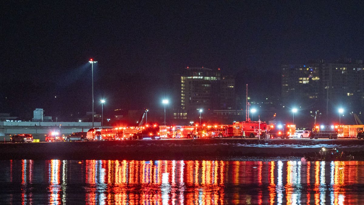 Vehicles d’emergència a l’Aeroport Nacional Reagan de Washington, després del xoc entre els dos aparells. - EFE