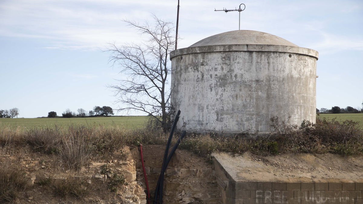 El dipòsit d’aigua de Vilagrasseta a l’entrada del poble. - C.MARSIÑACH