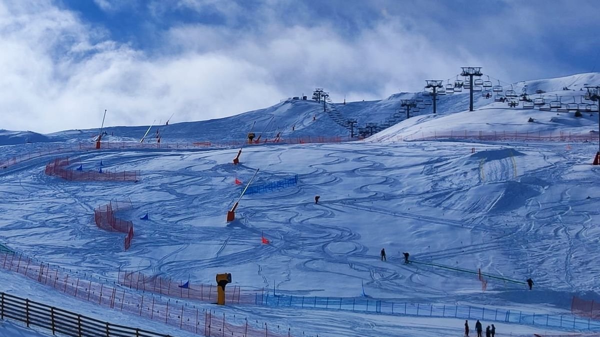 Preparatius en una de les pistes a Boí Taüll que acollirà les proves d’esquí de muntanya. - FGC
