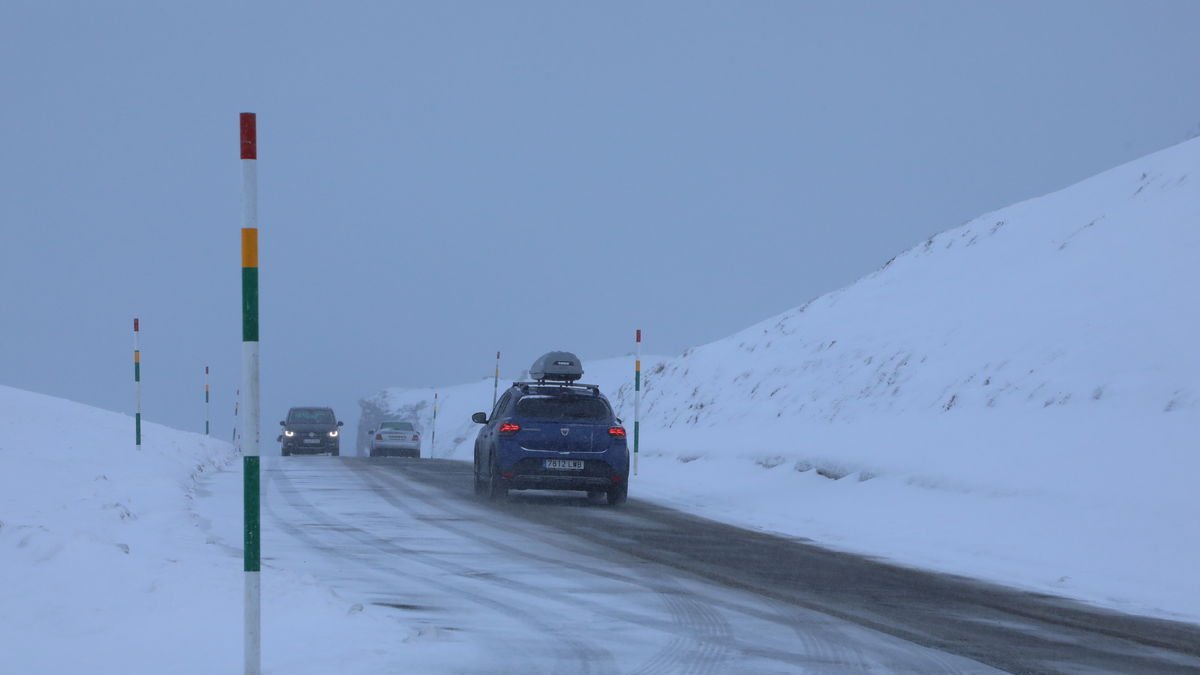 Vehicles circulant per la carretera d’accés a Beret.