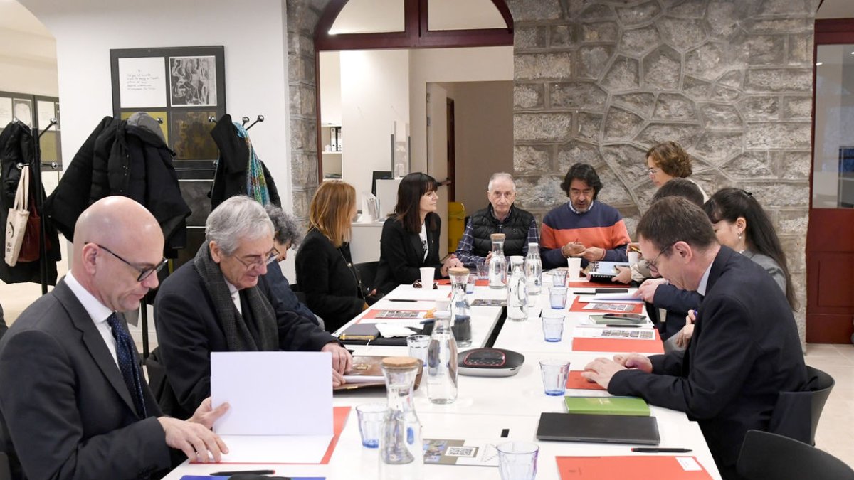 Reunión en Andorra ■ La décima cita del comité técnico que ‘pilota’ la candidatura liderada por Andorra reunió ayer en el Principat a representantes de los copríncipes y de los ministerios de Cultura de Andorra, Francia, España y de la G ... - GOVERN D’ANDORRA