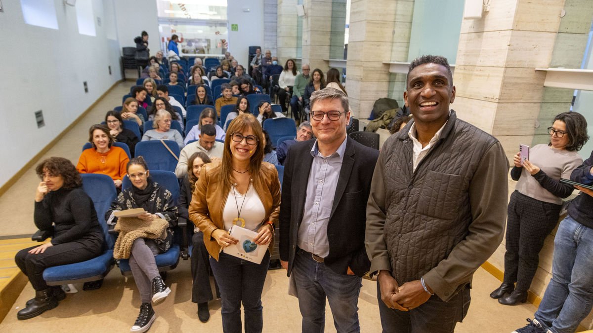 Presentación ayer de ‘Mirades al món’ en la biblioteca de Lleida. - JORDI ECHEVARRIA