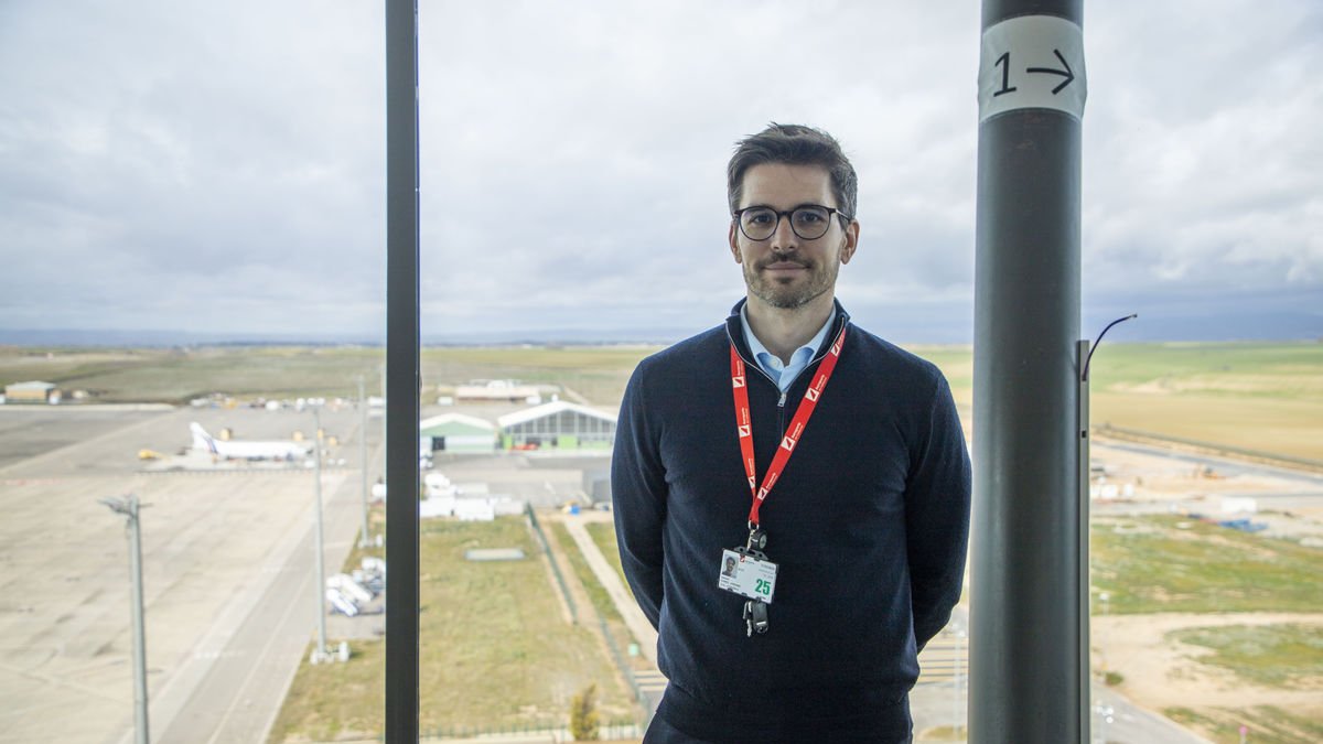 Xavier Gómez, en la torre de control del aeropuerto con la superficie industrial al fondo. - GERARD HOYAS