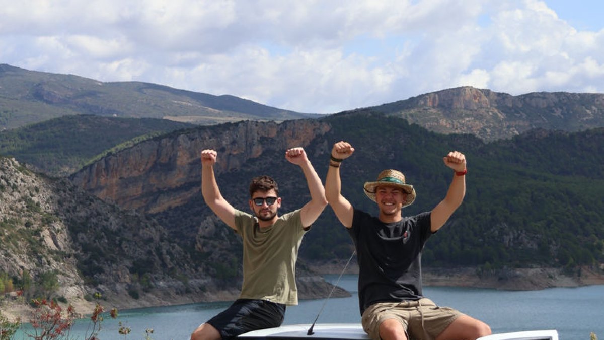 Gerard Sumalla i Marc Arderiu, amb el vehicle en el qual viatjaran. - ORIOL ARDERIU