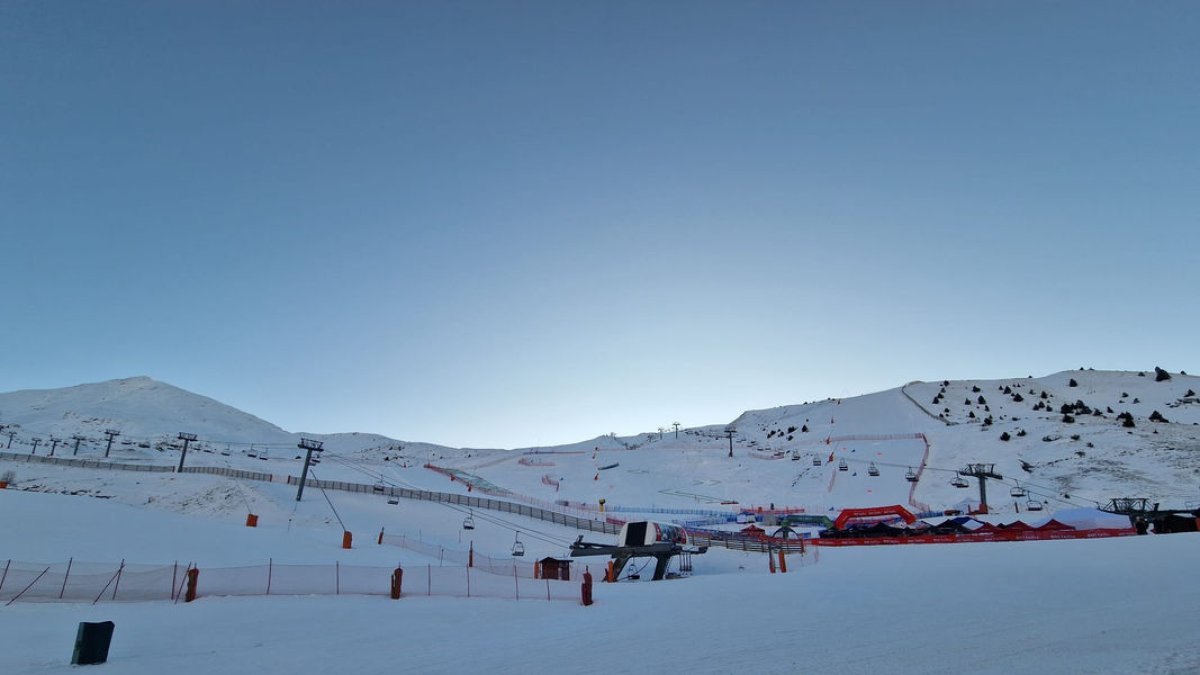 Una vista de les pistes de l’estació de Boí Taüll, amb el circuit ja marcat per a la Copa del Món.