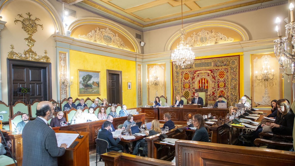 L’advocat Pau Simarro, defensant la moció de la Plataforma Horta Segura de Lleida al ple. - GERARD HOYAS