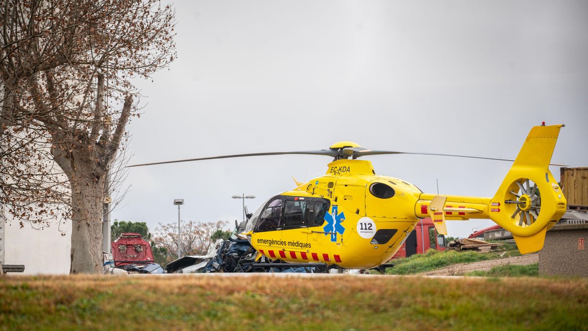 Un helicóptero del SEM en el parque de bomberos de Lleida. - PASCUAL PRAT