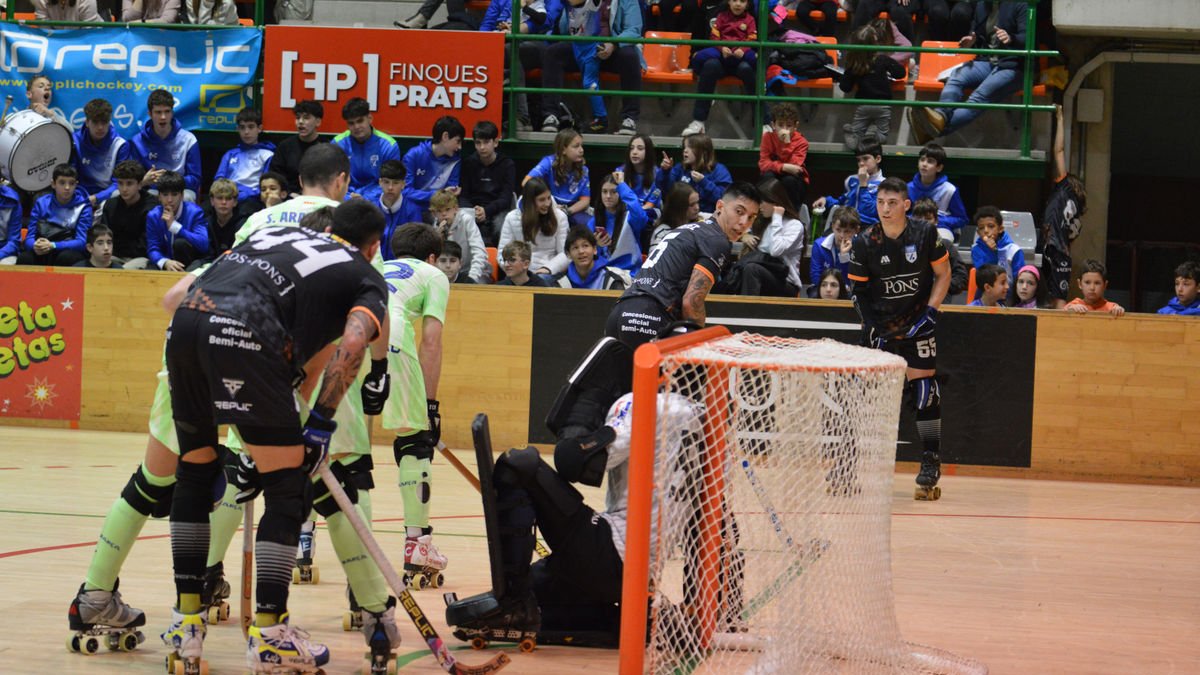 Una acción de ataque del Pons Lleida, con “Tombita” Torres esperando un pase ante el meta azulgrana. - SEBAS MONCUSÍ