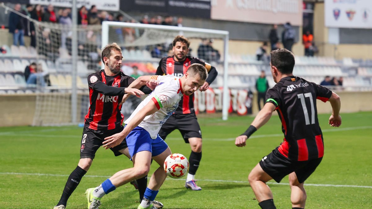 Jofre Graells intenta progressar amb la pilota controlada davant de la pressió de jugadors del Reus Reddis. - ÀREA 11