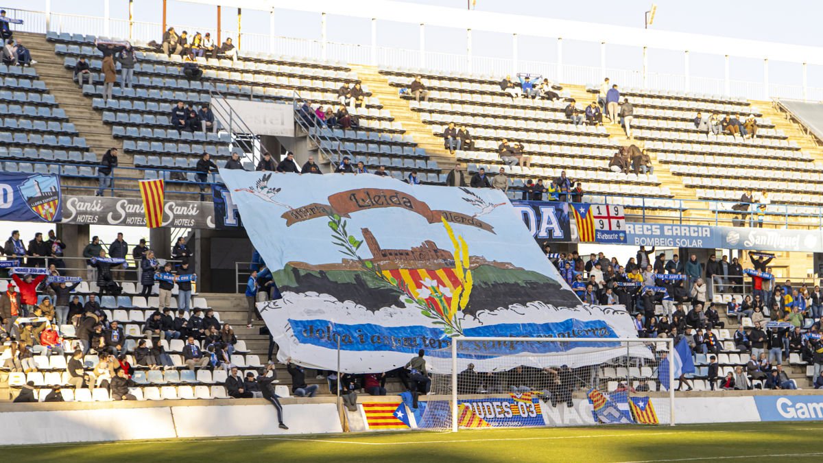 Imatge del tifo que es va desplegar al Gol Nord abans de l’inici del partit. - JORDI ECHEVARRIA