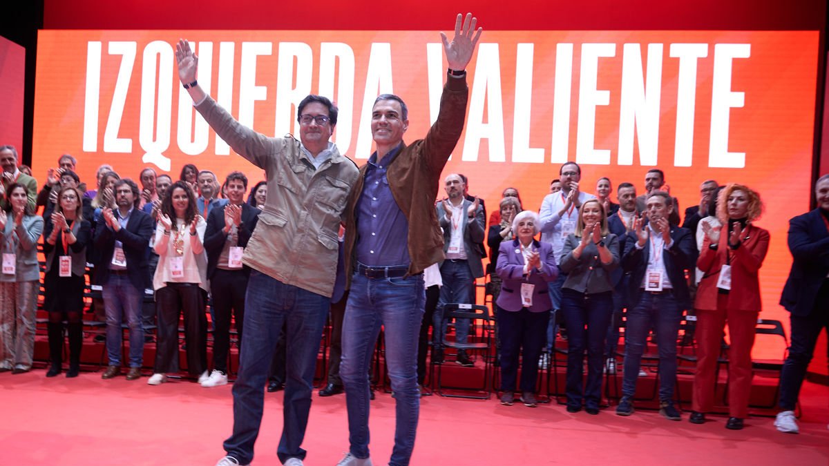 Óscar López y Pedro Sánchez, durante el 15º Congreso Regional del PSOE-M. - JESÚS HELLÍN / EUROPA PRESS