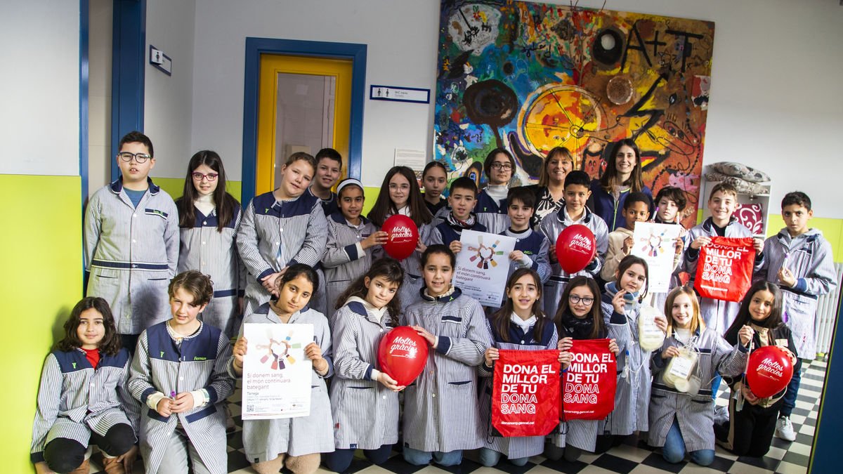 Els alumnes de 5è de Primària mostrant el cartell de la campanya i obsequis per als donants. - LAIA PEDRÓS