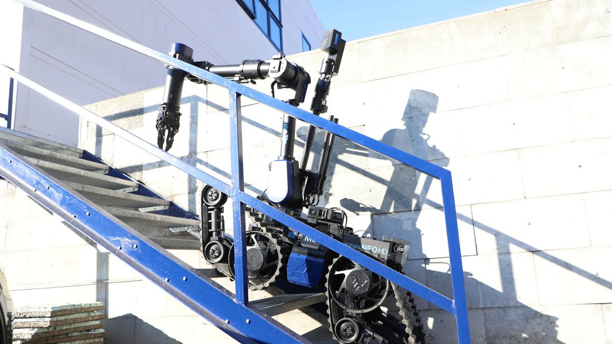 Subir escaleras es una de las capacidades del nuevo robot con el que cuentan en los Tedax, que los anteriores no podían. - MAGDALENA ALTISENT