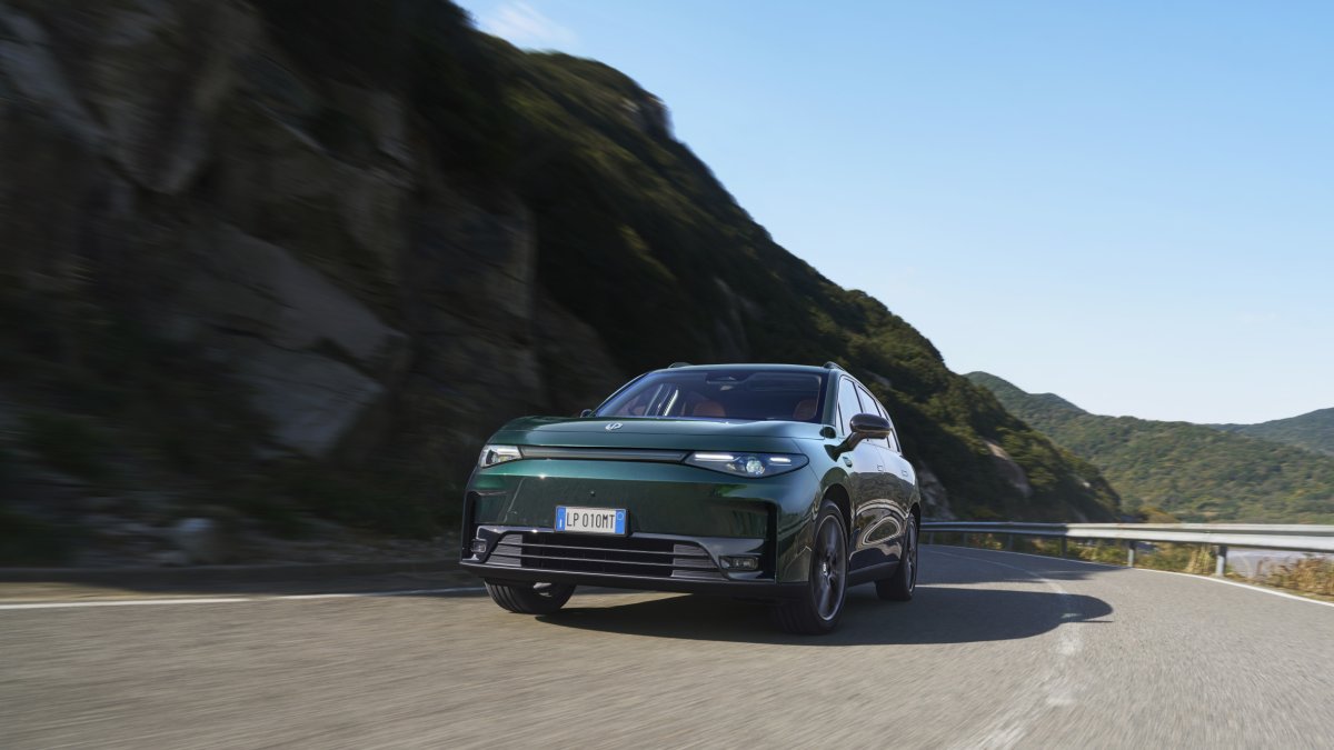 Arriba amb tecnologia REEV (rang estès), amb què assoleix una autonomia total de més de 950 quilòmetres.