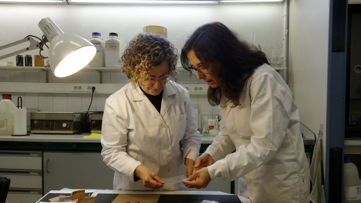 Imatges de les feines de restauració de les monedes localitzades a les obres de l'estació d'autobusos de Lleida que es porten a terme al Laboratori d'arqueologia de la Universitat de Lleida (UdL).