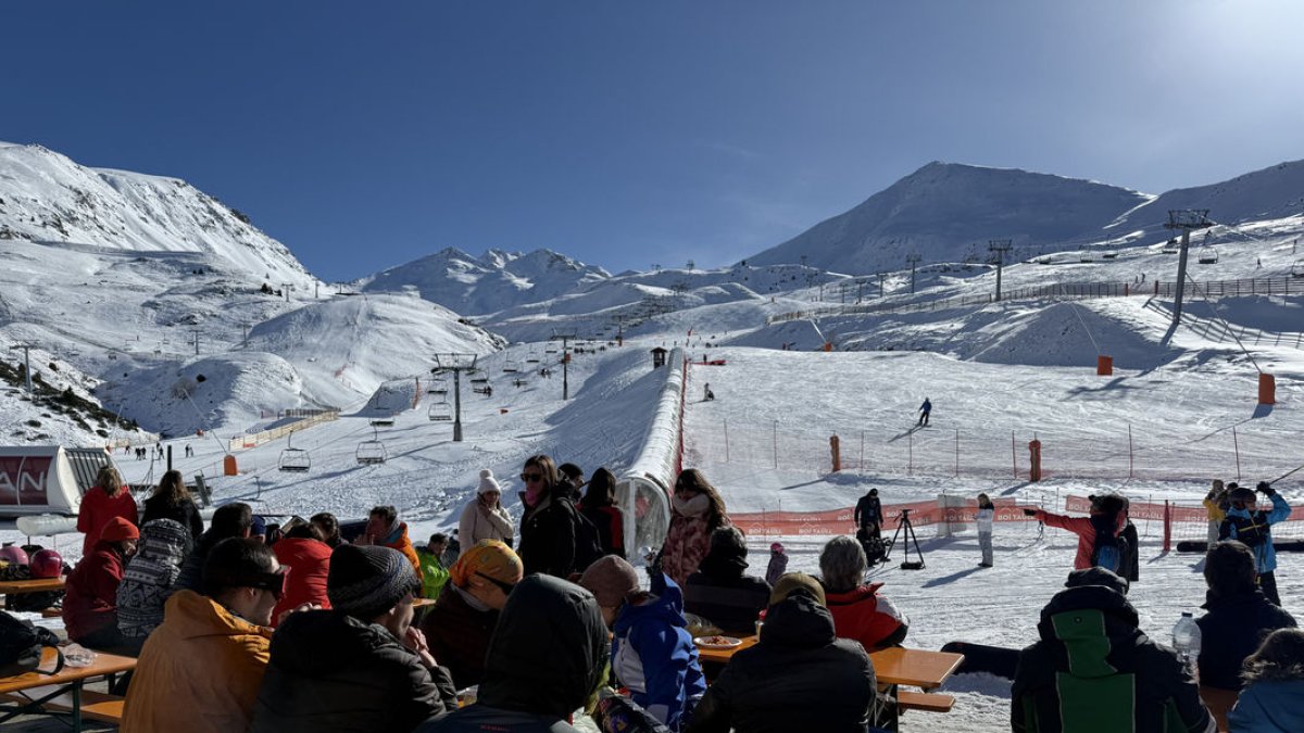 Esquiadors ahir a la terrassa de la pista de Boí Taüll. - ORIOL BOSCH/ACN