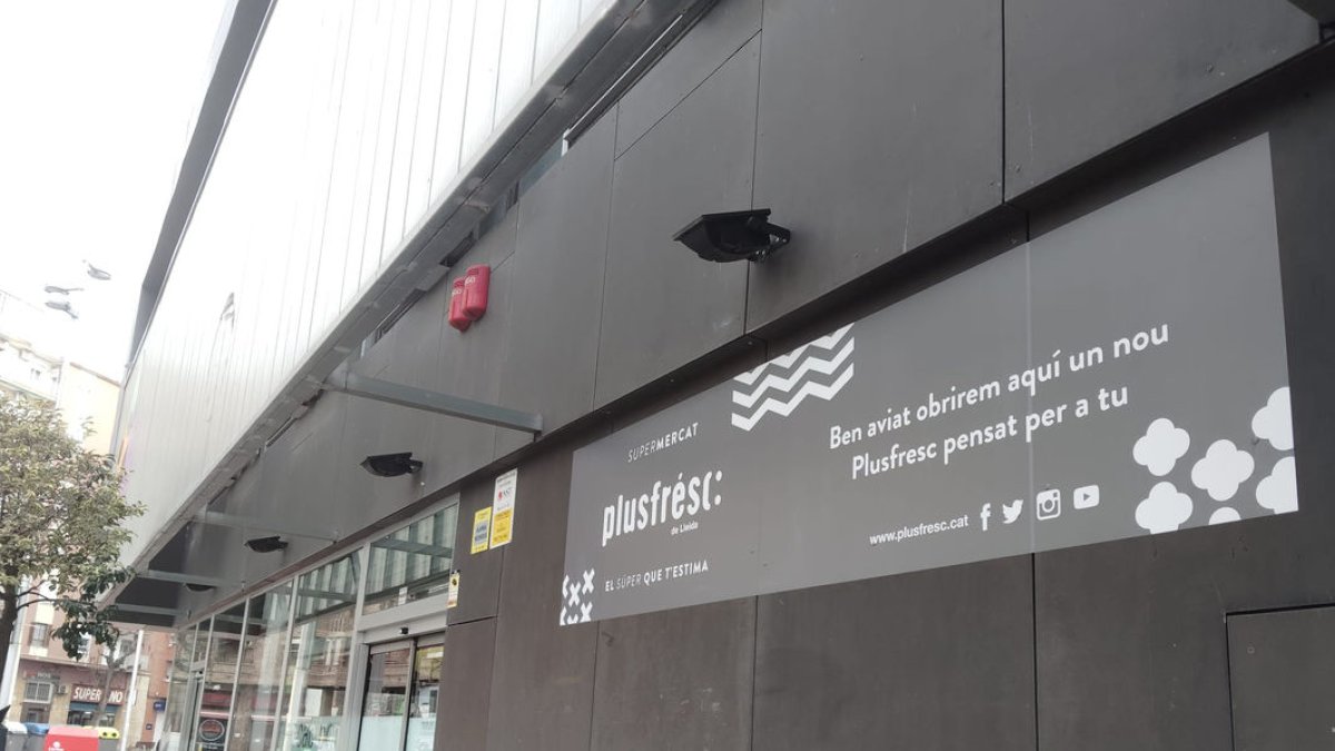 Cartell anunciant l’obertura d’un Plusfresc al mercat.