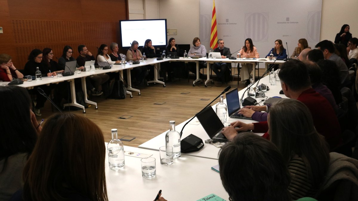 Primera reunión de la comisión para analizar el uso de las pantallas, con la consellera Esther Niubó en el centro.