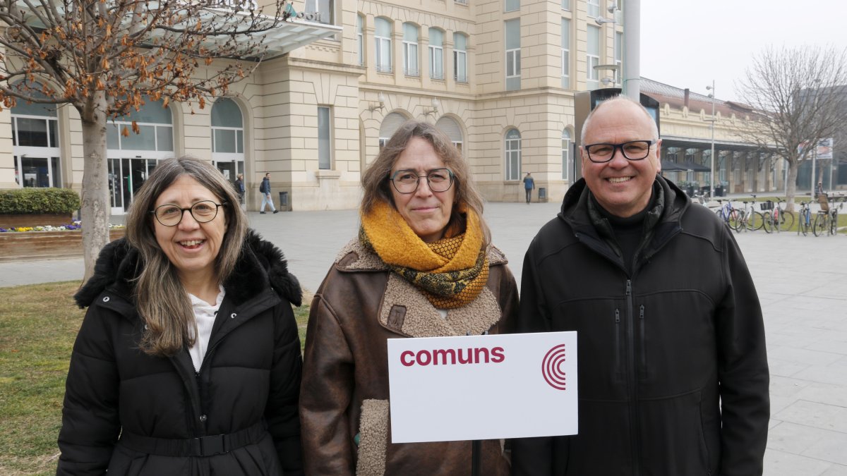 La concejala de Almacelles En Comú Montse Cortasa, la concejala del Comú de Lleida, Laura Bergés, y el diputado en el Congreso y portavoz de la Comisión de Transportes y Movilidad Sostenible por Comuns-Sumar, Fèlix Alonso, delante de la estación de Lleida-Pirineus.