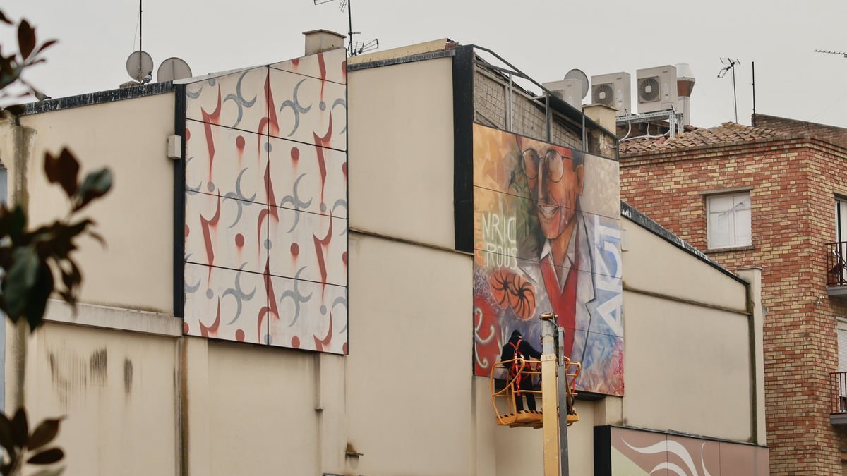 Retrato gigante de Enric Crous, obra de Rafa Borlänsa, en la esquina de las calles La Palma y Lluís Besa. - PAERIA