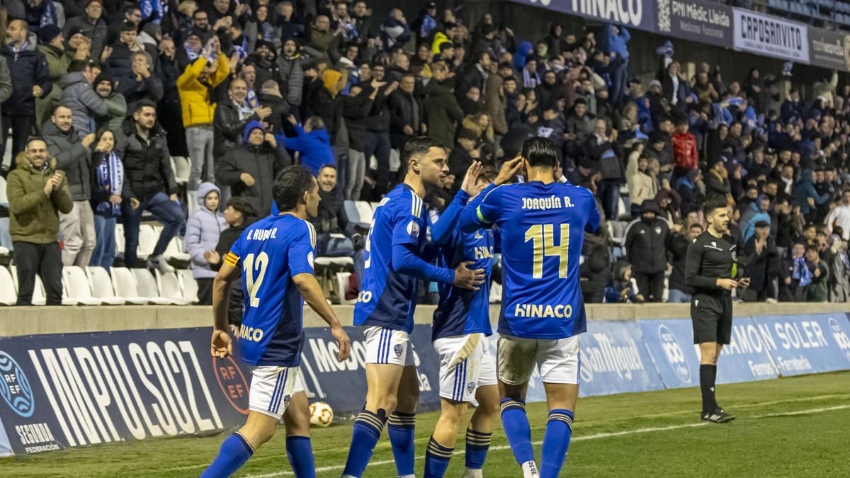 Jugadors del Lleida celebren un gol diumenge passat. - JORDI ECHEVARRIA