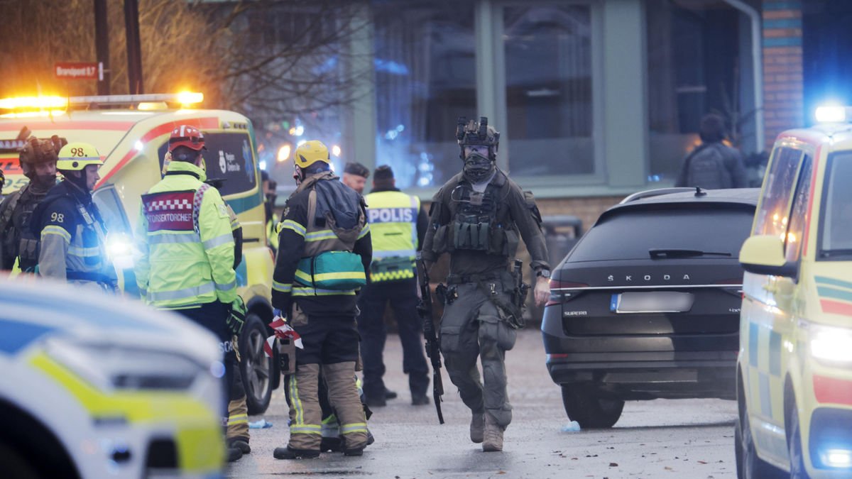 Personal d’emergències a la zona de la massacre. - EFE/EPA/KICKI NILSSON