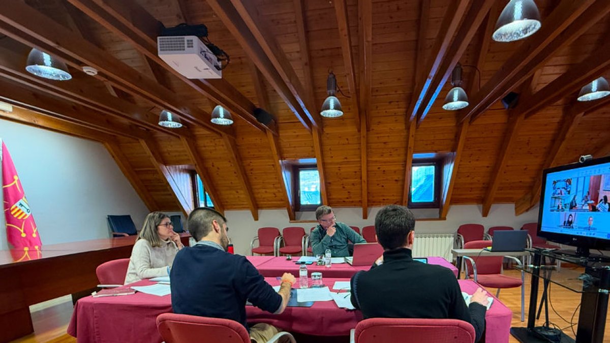 La delegación aranesa en la Mesa de Vivienda, el lunes en Vielha - CGA