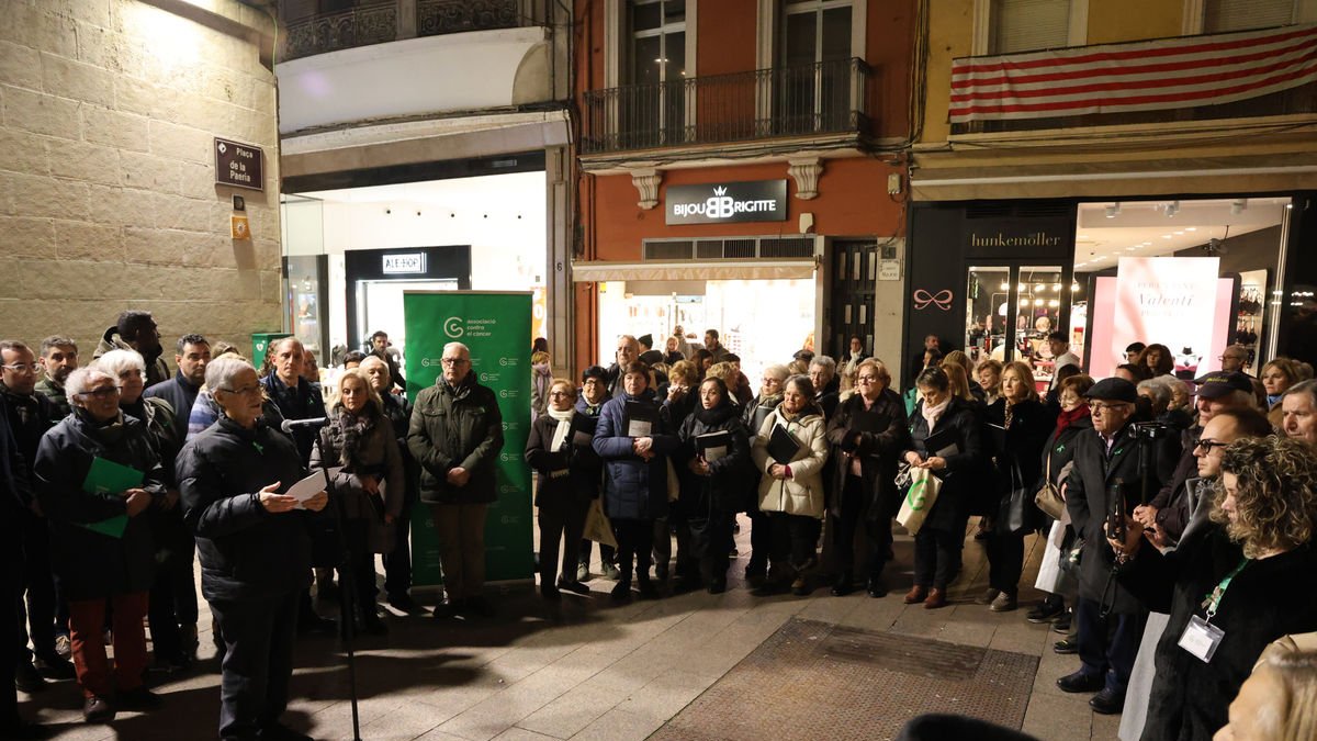 Cantaires a la plaça Paeria ■ La coral de l’Associació contra el Càncer de Lleida i cantaires de diferents formacions de la ciutat van unir ahir les veus per interpretar tres emotives cançons en un acte a la plaça Paeria sota el lema Cada ve ... - LAIA PEDRÓS