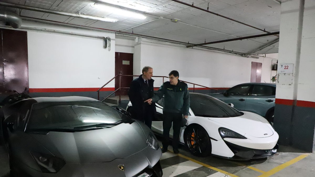 Crespín i el tinent coronel Ángel mostren el Lamborghini Aventador i el McLaren 570s. - MAGDALENA ALTISENT