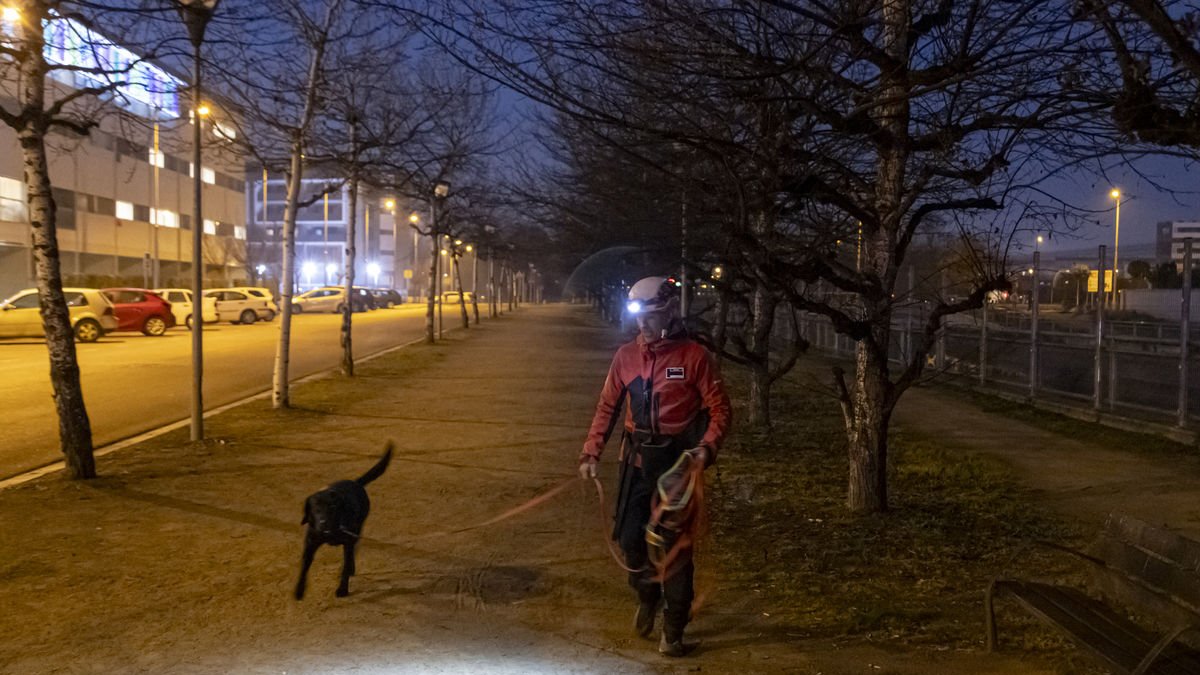 Un bomber de la unitat canina, ahir durant la recerca. - JORDI ECHEVARRIA