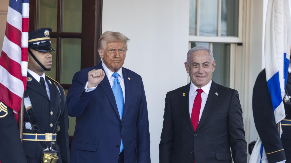 El president nord-americà, Donald Trump, saluda el primer ministre israelià, Benjamin Netanyahu, a la Casa Blanca.