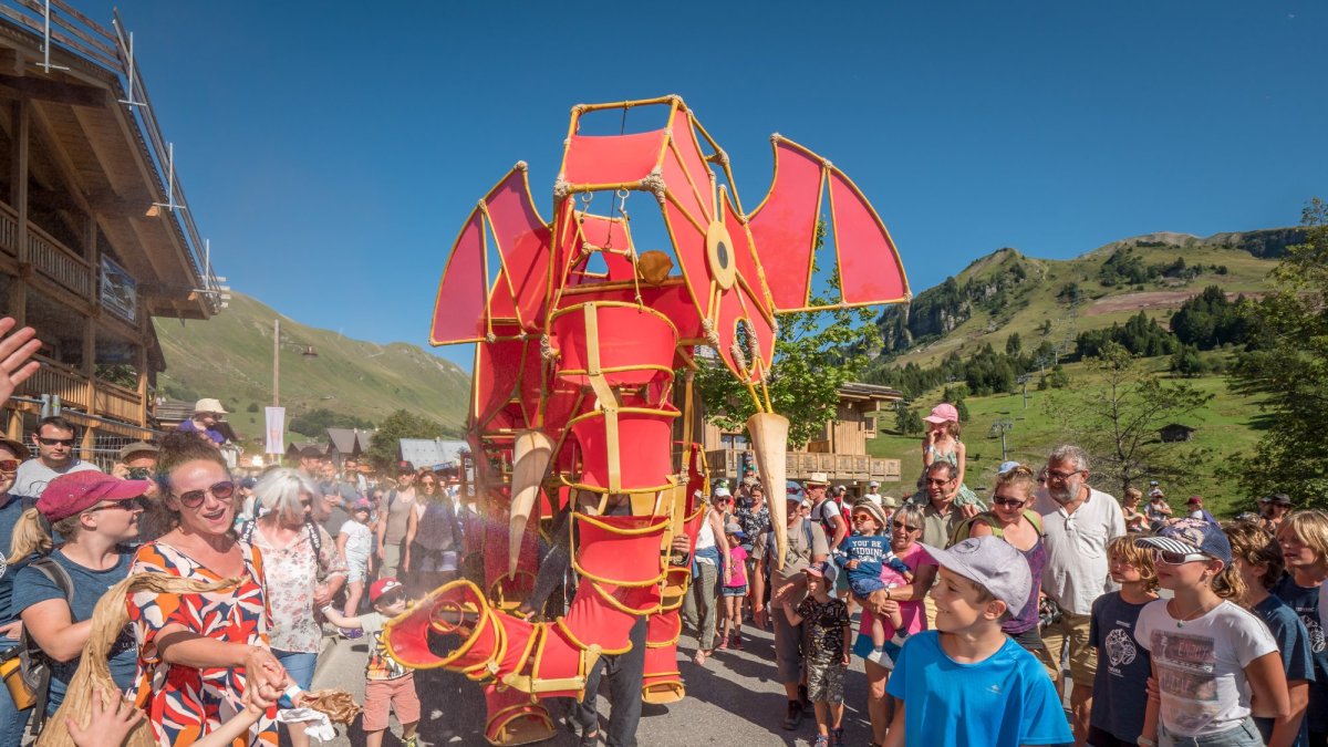 'Hathi', una producció del Centre de Titelles de Lleida, és un elefant a escala real, manipulat per tres titellaires que s'obre pas entre el públic.
