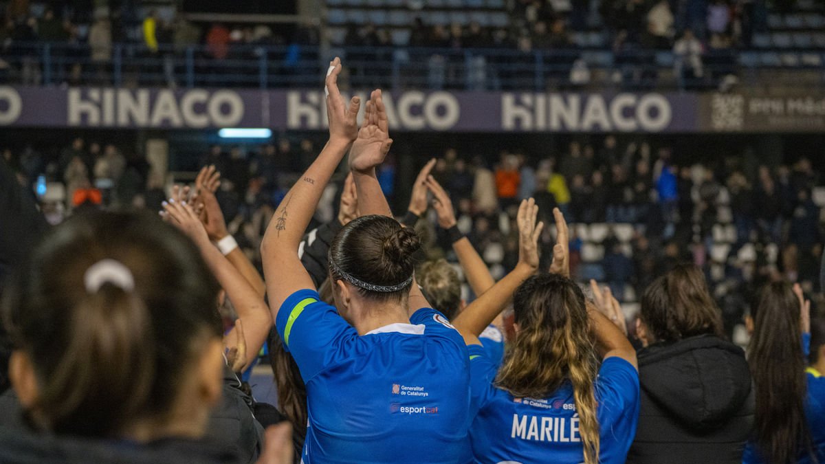 Les jugadores agraeixen el suport del públic. - PAU PASCUAL PRAT