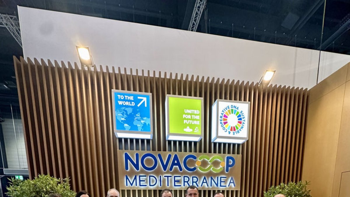 El conseller Òscar Ordeig, en el centro de la imagen, con los representantes de Novacoop. - NOVACOOP