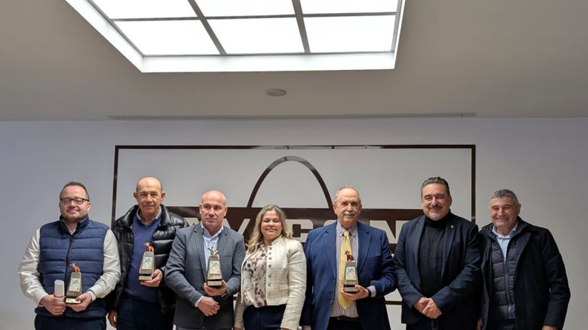 Els guardonats per PronosVac amb els seus premis, ahir a Consuegra (Toledo). - MERCOLLEIDA