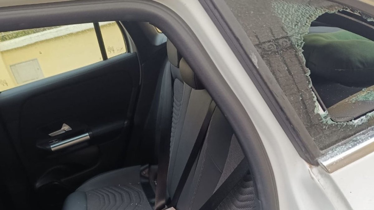 Coche estacionado en la Zona Alta con una ventana trasera rota.