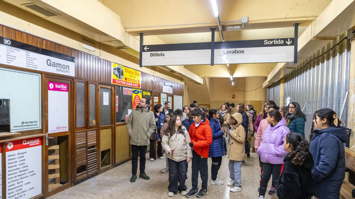 Una trentena d’alumnes van visitar ahir la vella estació de busos del carrer Saracíbar. - JORDI ECHEVARRIA