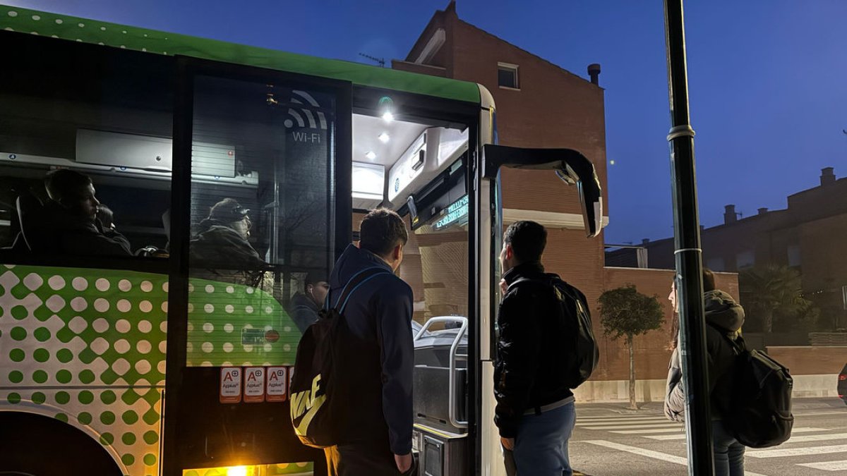 Tres joves que esperaven ahir el bus a Torrefarrera es van quedar sense pujar al no haver-hi places lliures.