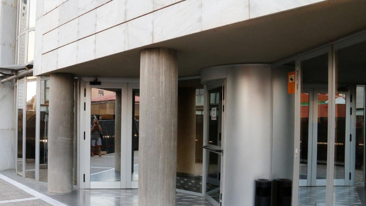 Imatge d’arxiu de l’accés al jutjat de guàrdia de Lleida. - SEGRE