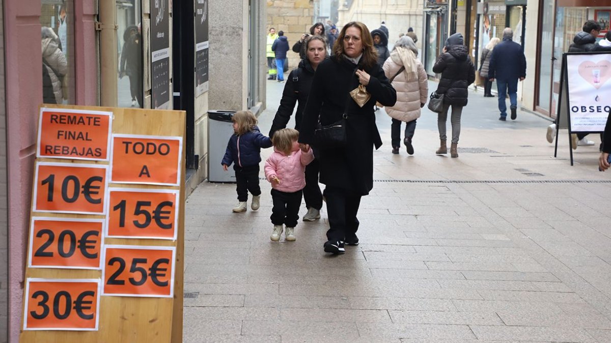 Alguns establiments de l’Eix i Zona Alta mantenen els cartells anunciant descomptes