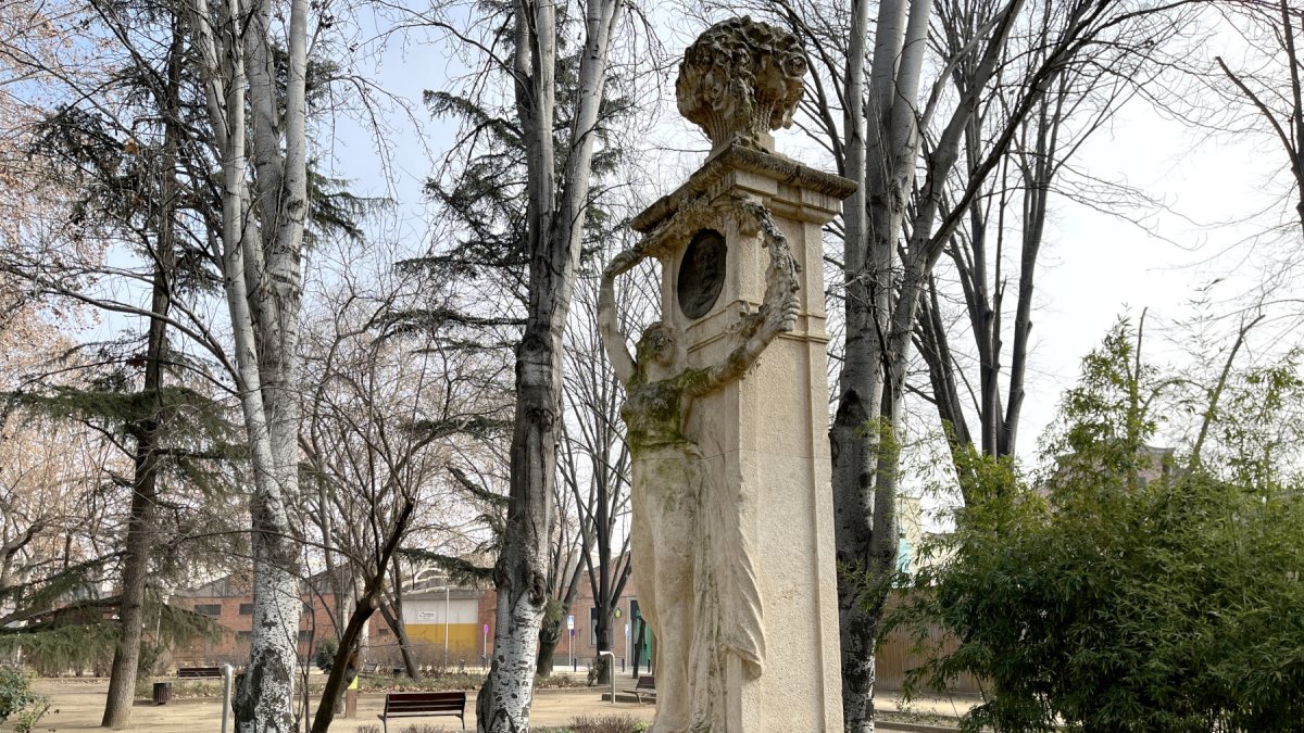 L'escultura en homenatge a l'Alcalde Fuster als Camps Elisis.