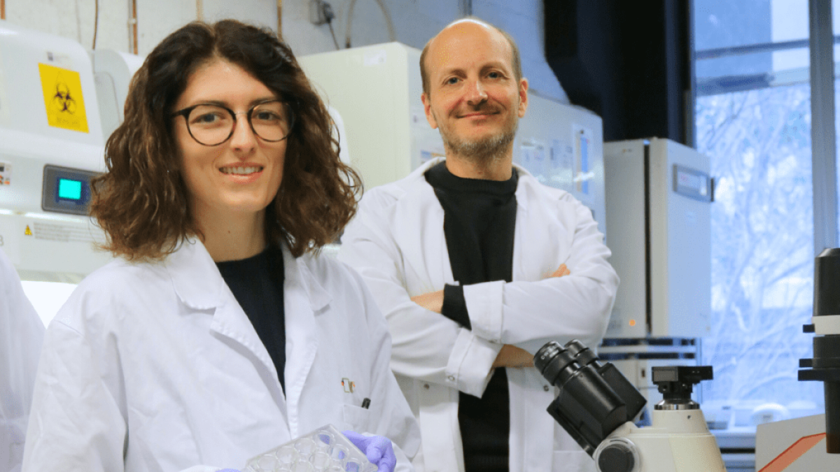 Alice Perucca y Xavier Trepat en los laboratorios del IBEC.
