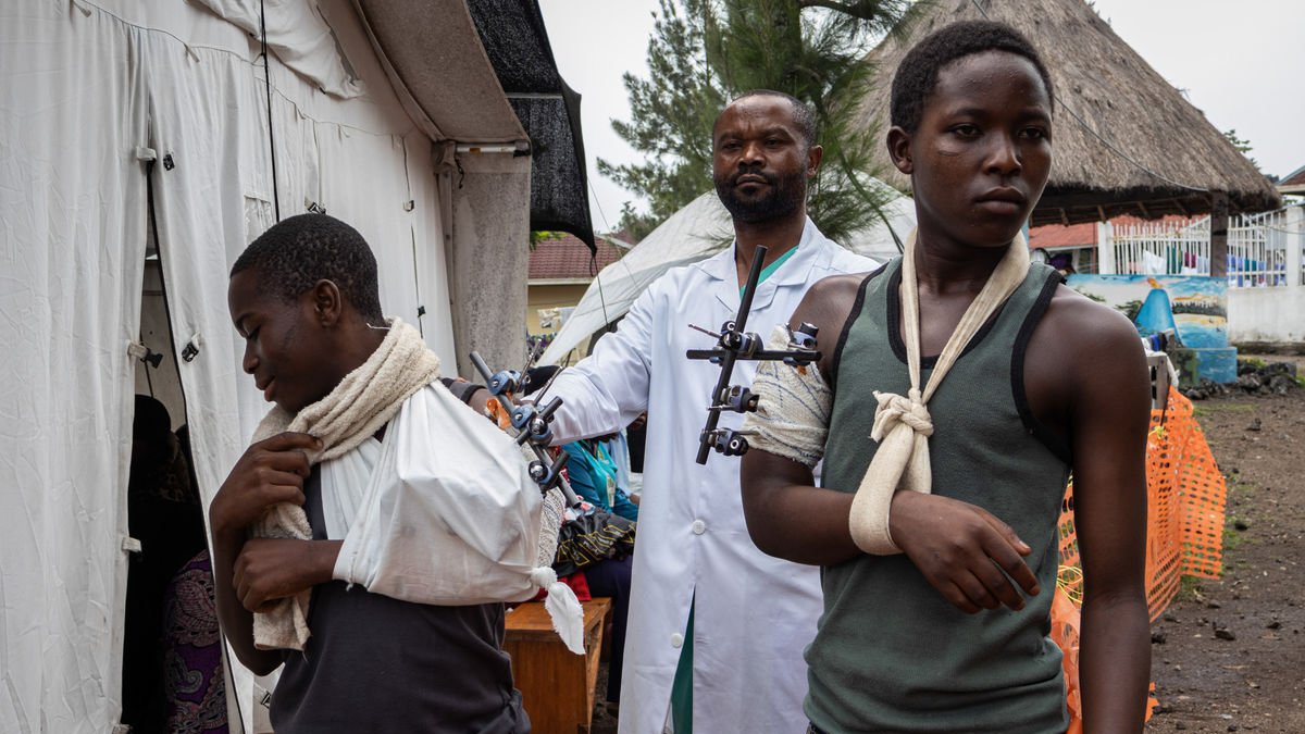 Pacientes heridos durante los combates entre el Ejército congoleño y los rebeldes del M23. - EFE/EPA/MARIE JEANNE MUNYERENKANA