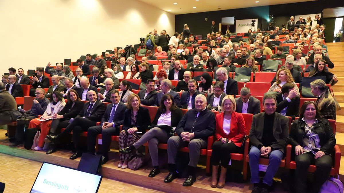 La jornada d’AgroBank a la Llotja de Lleida va representar ahir un èxit d’assistència. - MAGDALENA ALTISENT